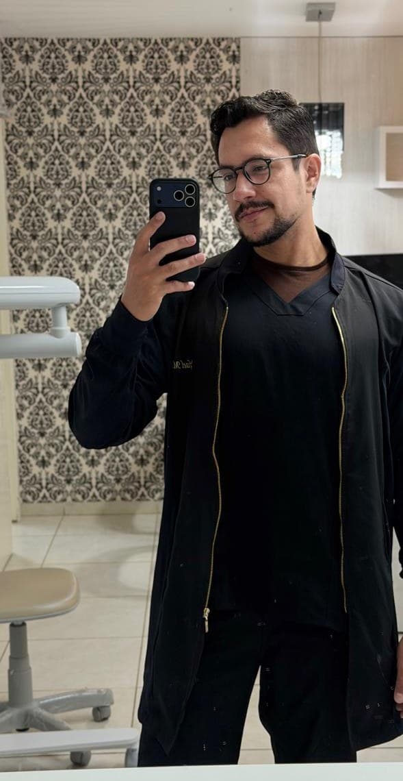 Dr. Rafael Laurindo Morales, cirurgião-dentista, no consultório em Sinop–MT